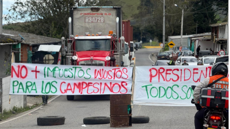 Bloqueo vial en el sector La Laguna, en la vía a Pamplona. 
