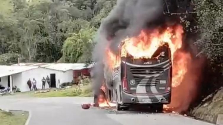 BUS INCINERADO 