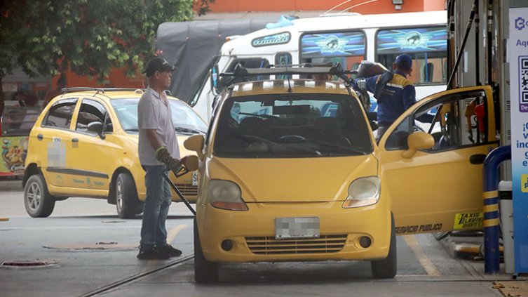 Gasolina. / Foto Carlos Ramírez-La Opinión