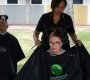 Barberos se ubicaron en un pasillo de la Universidad Central de Venezuela (UCV), en Caracas, para hacer los cortes de forma gratuita.