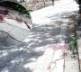 En el calle, aún se evidenciaba, ayer, el rastro de sangre de la víctima./Foto Carlos Ramírez-La Opinión