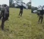 Soldado cargado por su compañero en Tibú