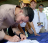 Entrega de tierras a firmantes de paz.