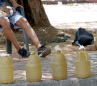 Venta informal de gasolina en pimpinas. 
