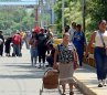 Ayer, bajo los fuerte rayos del Sol, centenares de ciudadanos debieron movilizarse a pie por el puente Francisco de Paula Santander, debido al cierre del paso vehicular./  Foto Carlos Ramírez-La Opinión
