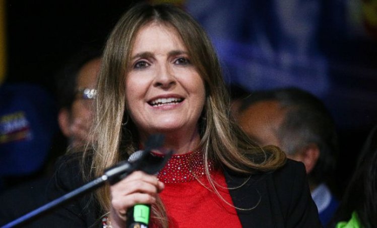 La senadora apuesta a una gran coalición opositora escogida por consulta y asegura que el  Centro Democrático tendrá candidato en diciembre, afirmando que ‘será mujer’.