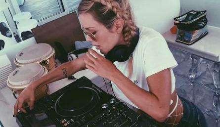 El video de la modelo y DJ tiene más de 230.000 reproducciones.  