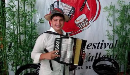 Silvestre Dangond estrena acordeonero