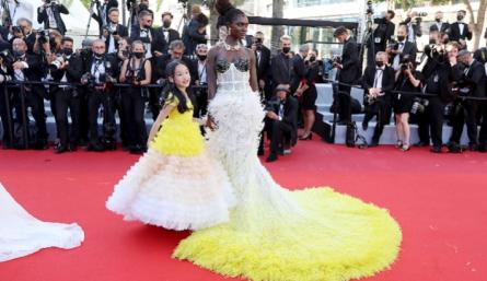 Roban joyas de la actriz Jodie Turner en Cannes