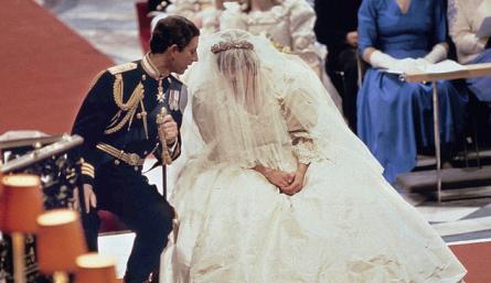 Diana llegó a la catedral de San Pablo del brazo de su padre, el conde Spencer. En la foto, con el príncipe Carlos. / Foto: Archivo
