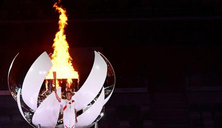 Naomi Osaka, primera tenista en encender la llama olímpica 