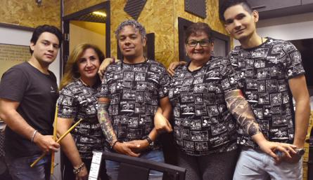 Walter Córdoba es el profesor y coordinador de la banda y también toca la guitarra. La voz  es de María del Rosario Hurtado, hermana de Claudia. / Foto: Pablo Castillo-La Opinión