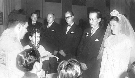 De derecha a izquierda al lado de los contrayentes: Pedro Vicente Peña Soto, hermano del novio; Mario A. Quintana, padre de la novia y Jesús David Quintana Castro, hermano de la novia. La foto pertenece al álbum de la familia Peña Quintana.