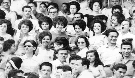 Foto del recuerdo | Nutrida asistencia femenina a los partidos de fútbol en los 60./Foto: archivo