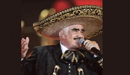 Vicente Fernández sigue hospitalizado.
