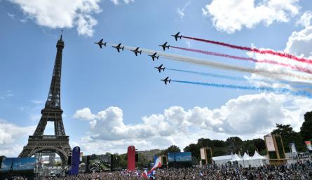 La patrulla aérea francesa 'Patrouille de France' sobrevuela la aldea de fans de El Trocadero frente a la Torre Eiffel, en París, tras la transmisión de la ceremonia de clausura de los Juegos Olímpicos de Tokio 2020. / Foto: AFP