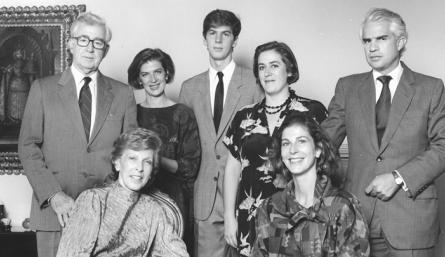 En los primeros días de su gobierno se tomó esta foto familiar en la que aparece Virgilio Barco con su esposa Carolina Isakson y sus cuatro hijos (de izq a der): Diana, Virgilio, Julia y Carolina (sentada).  También aparece Mauricio Botero, quien en esa época era esposo de Carolina. / Foto: Hernán Díaz