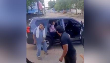 Al reconocido artista se le ve presumiendo algo en particular ante algunos miembros del Ejército que están dentro de un carro de la institución. 