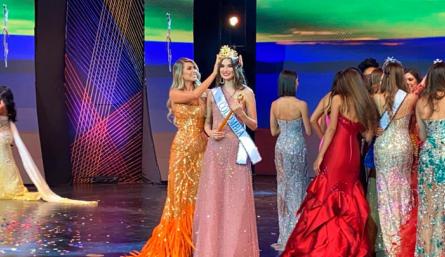 Valentina Espinosa, profesional en Comunicación Social y Periodismo, se quedó con la corona y cetro en la gala que se llevó a cabo en el Centro de Convenciones Julio Cesar Turbay Ayala, en Cartagena. Foto: El Universal