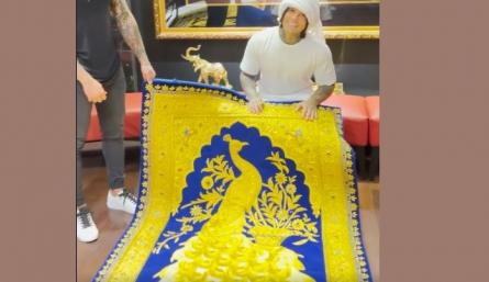 El creador de contenido presumió sobre la alta suma que pagó por la alfombra.