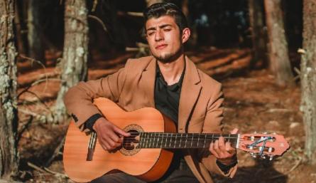 Juan C. Calvo combina la medicina con la música