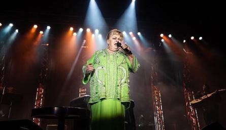 Paquita la del Barrio no puede caminar