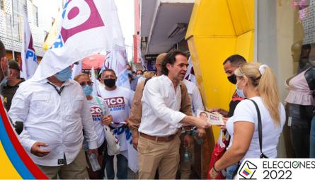 Federico Gutiérrez, Fico, precandidato presidencial del Equipo por Colombia, recorrió ayer las calles de Cúcuta. / Foto. Cortesía