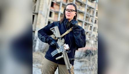 Ex reina ucraniana se armó para luchar contra Rusia