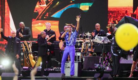 Jon Batiste, el fenómeno del jazz, lidera pelea por los Grammys