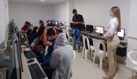 La modelo Shyrle Colmenares dirige fundación 'Formando Líderes'