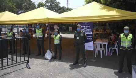 La soledad fue la constante ayer, en el primer día de votaciones de los colombianos en el exterior. /Foto: Jorge Gutiérrez-La Opinión