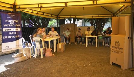 La soledad fue la constante ayer, en el primer día de votaciones de los colombianos en el exterior. /Foto: Jorge Gutiérrez-La Opinión