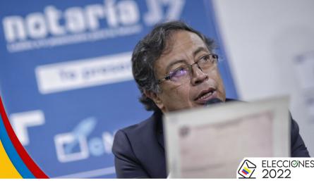 ¿Qué hacen buses contratados por la Alcaldía de Medellín en la campaña de Petro?