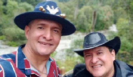 Sacerdote y sargento retirado se unen para cantar