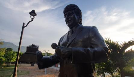 Vándalos arremeten contra estatua de Jorge Oñate