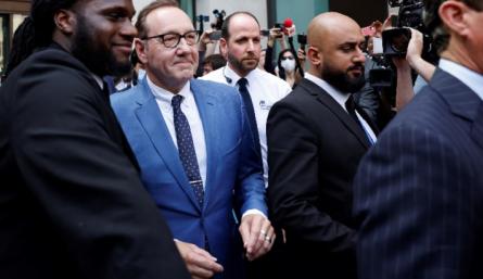 Kevin Spacey, acusado de agresiones sexuales, queda en libertad
