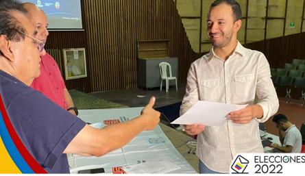 Desde finales de marzo, Diógenes Quintero porta la credencial como representante de las víctimas del conflicto armado del Catatumbo. / Foto: suministrada