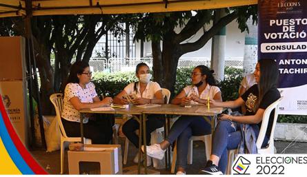 Colombianos en Venezuela ya votan en la frontera