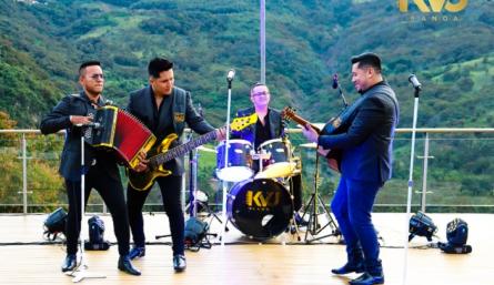 La banda K-Vu se mueve a ritmo de música regional mexicana