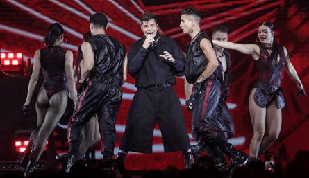 El puertorriqueño Ricky Martin dejó toda su energía en el escenario y cantó sus éxitos. /Foto AFP