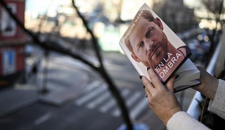 Sale a la venta polémico libro de memorias del príncipe Enrique./Foto: AFP
