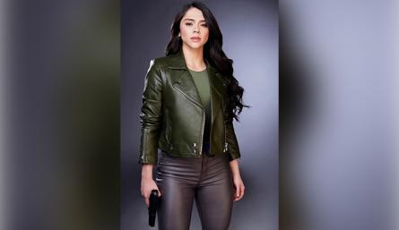 La talentosa actriz, bailarina y gimnasta, que interpreta a ‘Alex Bedoya’ actualmente vive en México. 