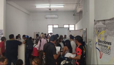 En medio de una gran congestión terminaron las inscripciones de candidatos./Foto La Opinión