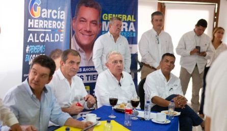 El expresidente Álvaro Uribe Vélez estuvo acompañando a los candidatos del Centro Democrático a la Gobernación, el general (r) Jorge Eduardo Mora, y a la Alcaldía de Cúcuta, Juan Carlos García-Herreros./ Foto: Juan Pablo Cohen-La Opinión