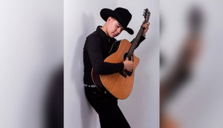 Juan Esteban Cantante música popular 