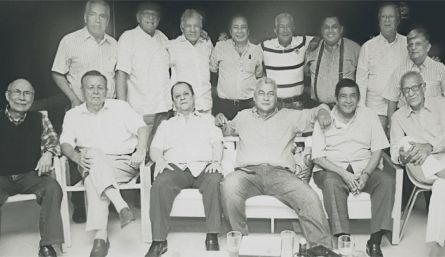 La fotografía de hoy en homenaje a Carlos Uribe Castillo, quien falleció ayer en la ciudad. La gráfica tomada en noviembre de 2016 muestra a un grupo de los bachilleres de 1967 del Colegio La Salle en una reunión para celebrar los 49 años de la graduación. En ella recordamos, sentados de izquierda a derecha a Álvaro Rivera M., Álvaro Arámbula P., Manuel Suárez A., Luis Guillermo Cuéllar M.,, Miguel Martínez M., y Hernando Cuéllar M.  Atrás están Jorge Iván Moreno A., Pablo Tarazona M., Jorge Maldonado V., J