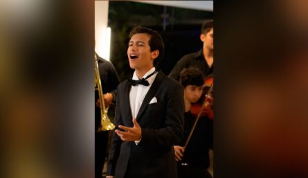 La destreza del joven talento abarca la ejecución de varios instrumentos, desde el cuatro y la flauta hasta la guitarra y el teclado.