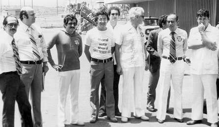 La fotografía de hoy  se tomó en el aeropuerto Camilo Daza y corresponde a la campaña a la presidencia de Julio César Turbay Ayala. En la gráfica aparecen integrantes de todas las vertientes liberales de esa época, año 1977 0 78, en espera del candidato para una visita a Cúcuta. De izquierda a derecha,  Carlos Celis Carrillo, Jorge Cristo Sahium, Félix Salcedo Baldión, Rubén Eslava Díaz, Max Rincón, Enrique Vargas Ramírez, Eustorgio Colmenares Baptista y  el empresario José Urbina Amorocho.