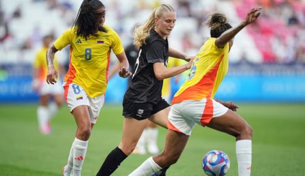 El equipo colombiano luce mejor que su rival, Linda Caicedo ha tenido buena primera parte.