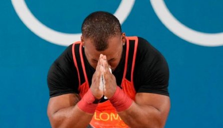 El pesista fue recibido como un héroe en Cali tras su hazaña en París-2024. El alcalde de Cali le prometió casa a él y a su familia.